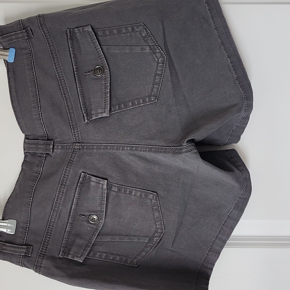 Union Bay Gray Women's Cargo Shorts Size 6 - Picture 2 of 4